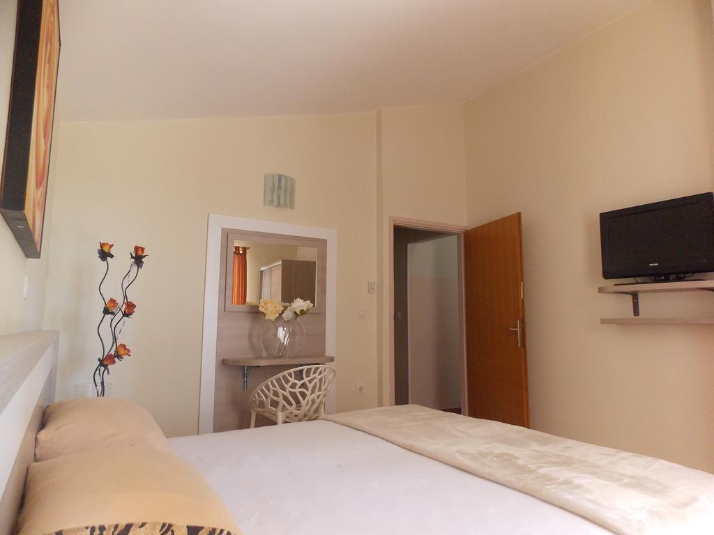 Apartmani Adriatic Ana Novalja Kültér fotó