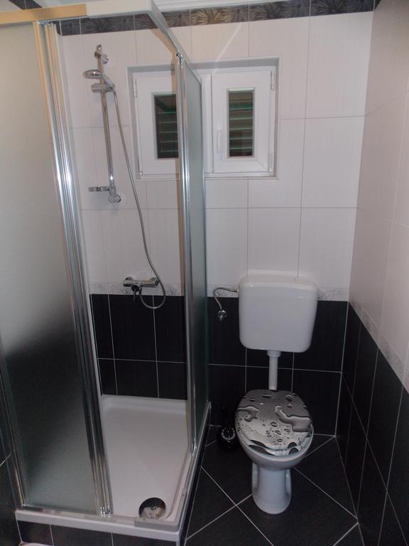 Apartmani Adriatic Ana Novalja Kültér fotó